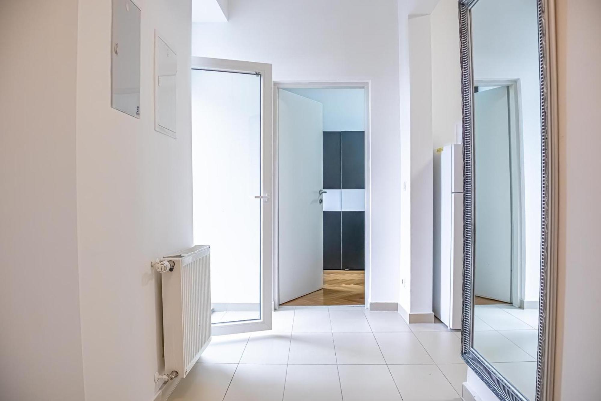Comfortable 2br Apt, Near Wiener Stadthalle Appartement Wenen