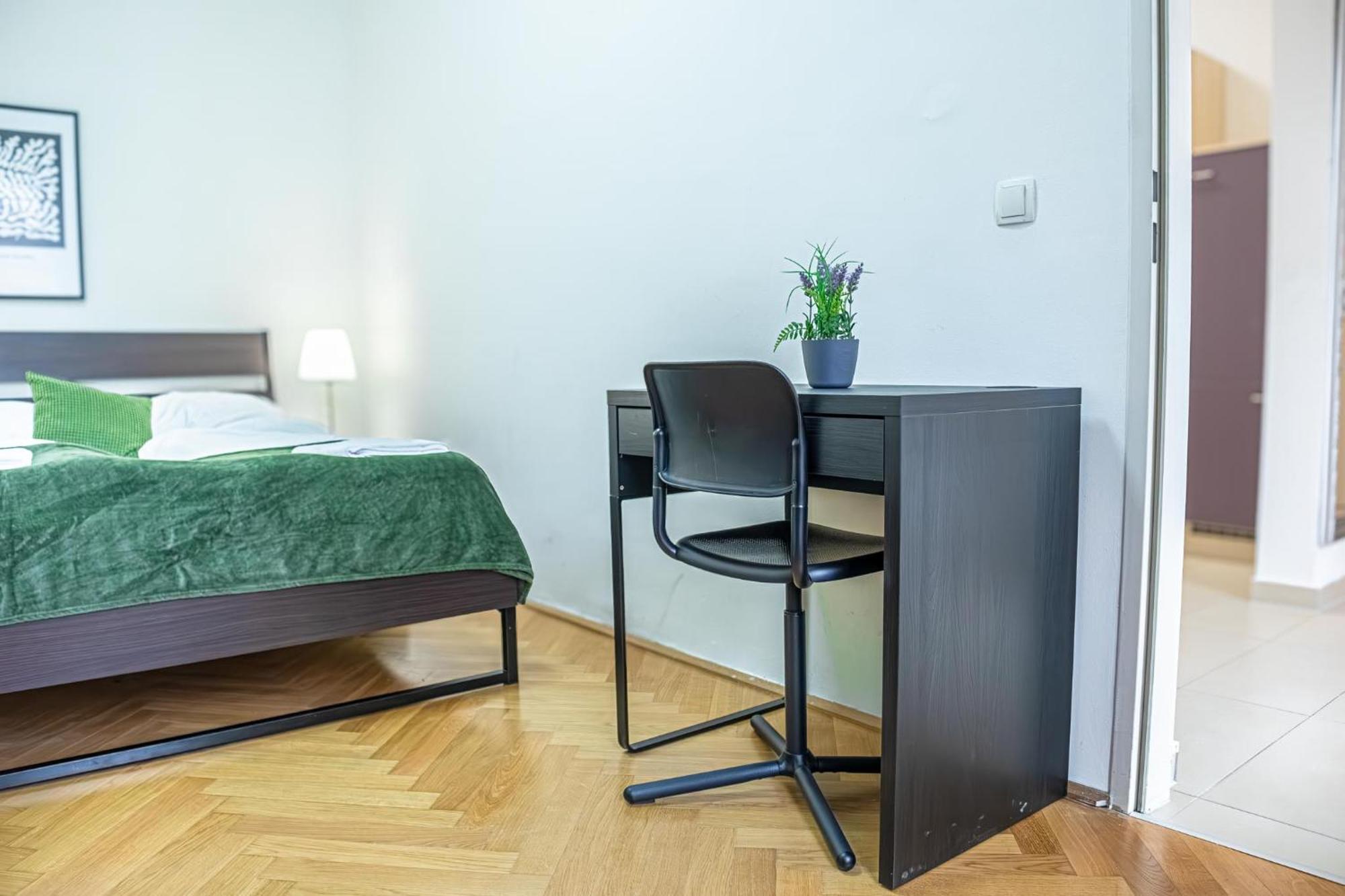 Comfortable 2br Apt, Near Wiener Stadthalle Appartement