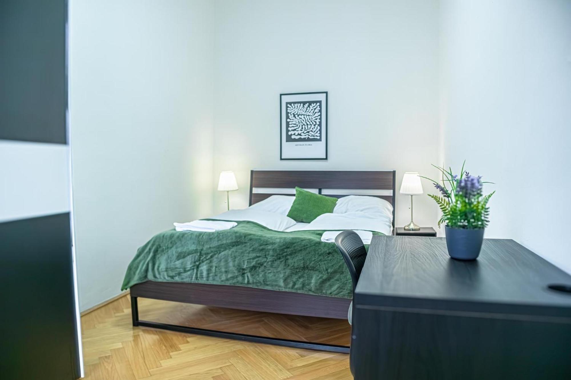 Appartement Comfortable 2br Apt, Near Wiener Stadthalle Wenen